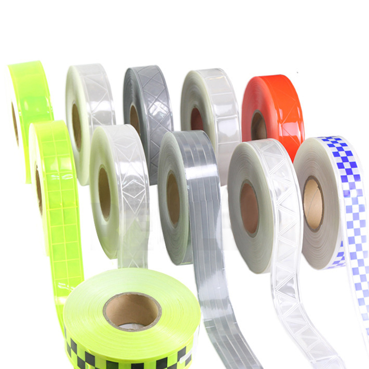 Reflective lattice with various types of printed small squares