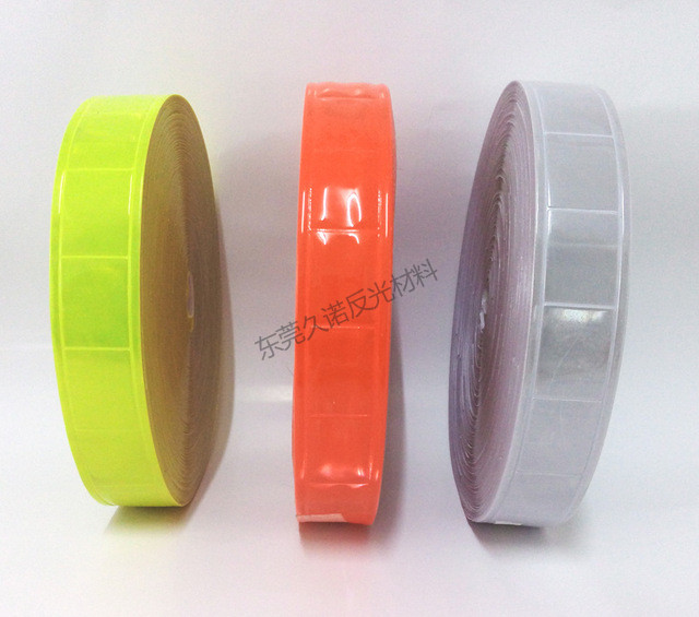 Reflective lattice with various types of printed small squares图片2