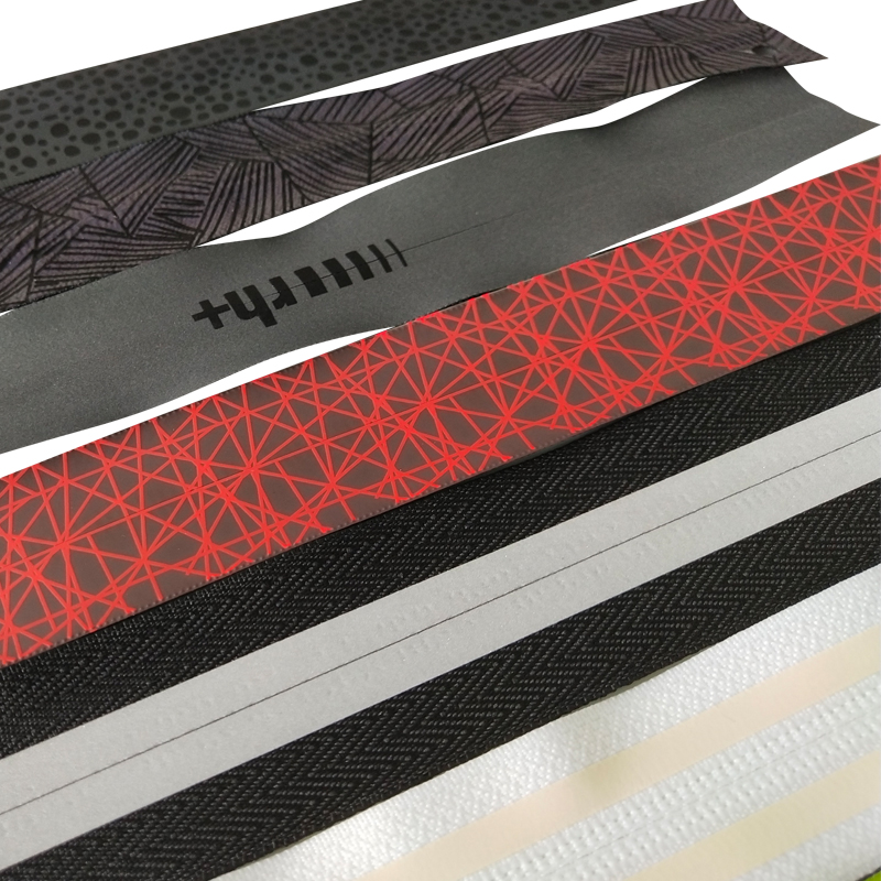 Colorful reflective zipper with lettering in the middle图片5